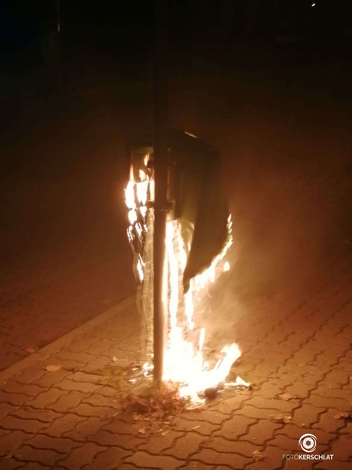 Mistkübelbrand bei Kürnberghalle in Leonding