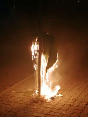 Mistkübelbrand bei Kürnberghalle in Leonding 05181249-FBBA-47D4-8F9C-5C169E4D99CE.jpg