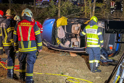 Fahrzeug über Böschung gestürzt: Zwei Verletzte bei Verkehrsunfall BAYER-IMG-9546.jpg