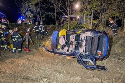 Fahrzeug über Böschung gestürzt: Zwei Verletzte bei Verkehrsunfall BAYER-IMG-9554.jpg