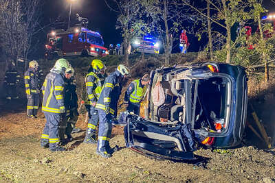 Fahrzeug über Böschung gestürzt: Zwei Verletzte bei Verkehrsunfall BAYER-IMG-9568.jpg