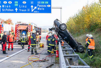 Schwerer Crash: Totalsperre der A1 Richtung Wien FOKE-2021102712565204-024.jpg