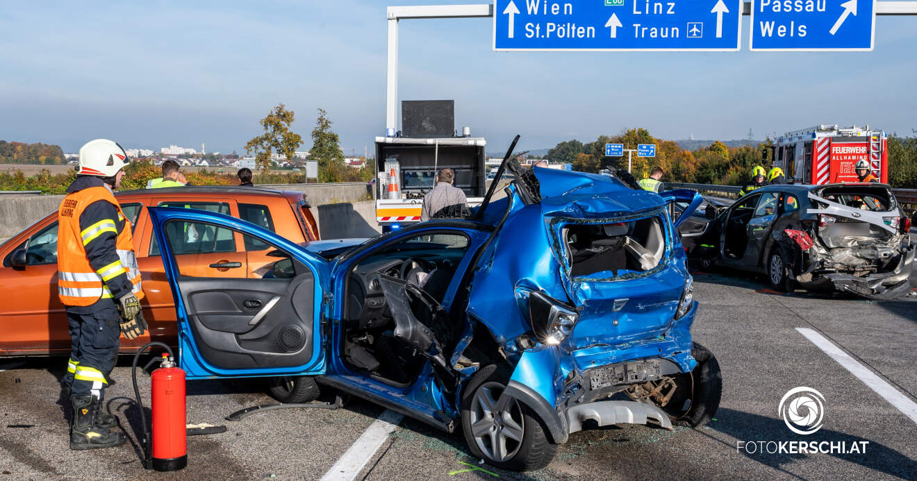 Schwerer Verkehrsunfall auf der A1 – zwei Kinder in Fahrzeug eingeklemmt