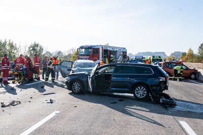 Schwerer Verkehrsunfall auf der A1 – zwei Kinder in Fahrzeug eingeklemmt FOKE-2021102714475260-005.jpg