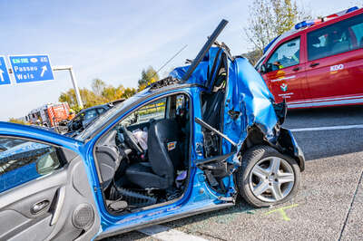 Schwerer Verkehrsunfall auf der A1 – zwei Kinder in Fahrzeug eingeklemmt FOKE-2021102715025293-024.jpg