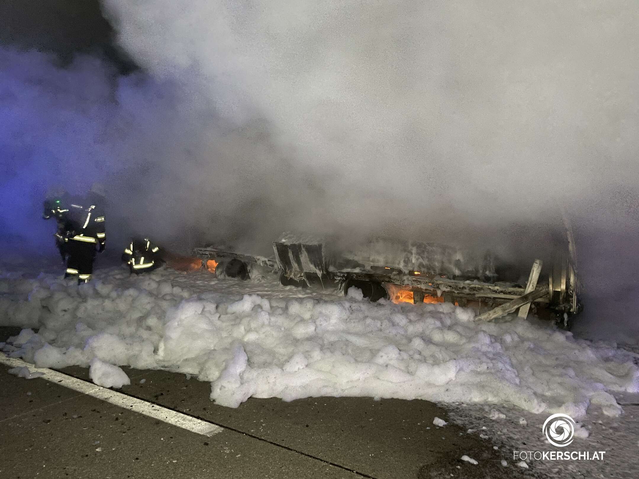 LKW-Aufleger brennt - Autobahn gesperrt
