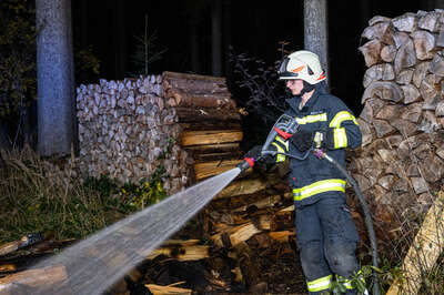Brandstifter zündete Holzstoß an - Bezirk Urfahr-Umgebung foke-22017.jpg