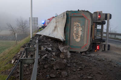 B309 – LKW bei Ausfahrt aus dem Kreisverkehr umgestürzt FOKE-2021110607485549-028.jpg