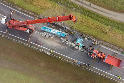 B309 – LKW bei Ausfahrt aus dem Kreisverkehr umgestürzt FOKE-2021110609420021-003.jpg