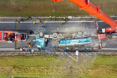 B309 – LKW bei Ausfahrt aus dem Kreisverkehr umgestürzt FOKE-2021110609450026-014.jpg