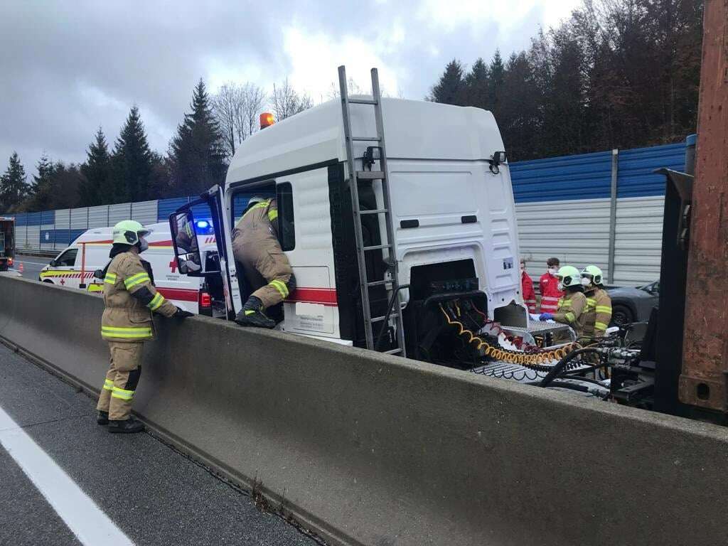 Schwerer LKW Unfall auf der A1 Westautobahn