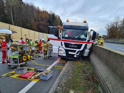 Schwerer LKW Unfall auf der A1 Westautobahn 254471180-4801943596524612-3961094126644469109-n.jpg