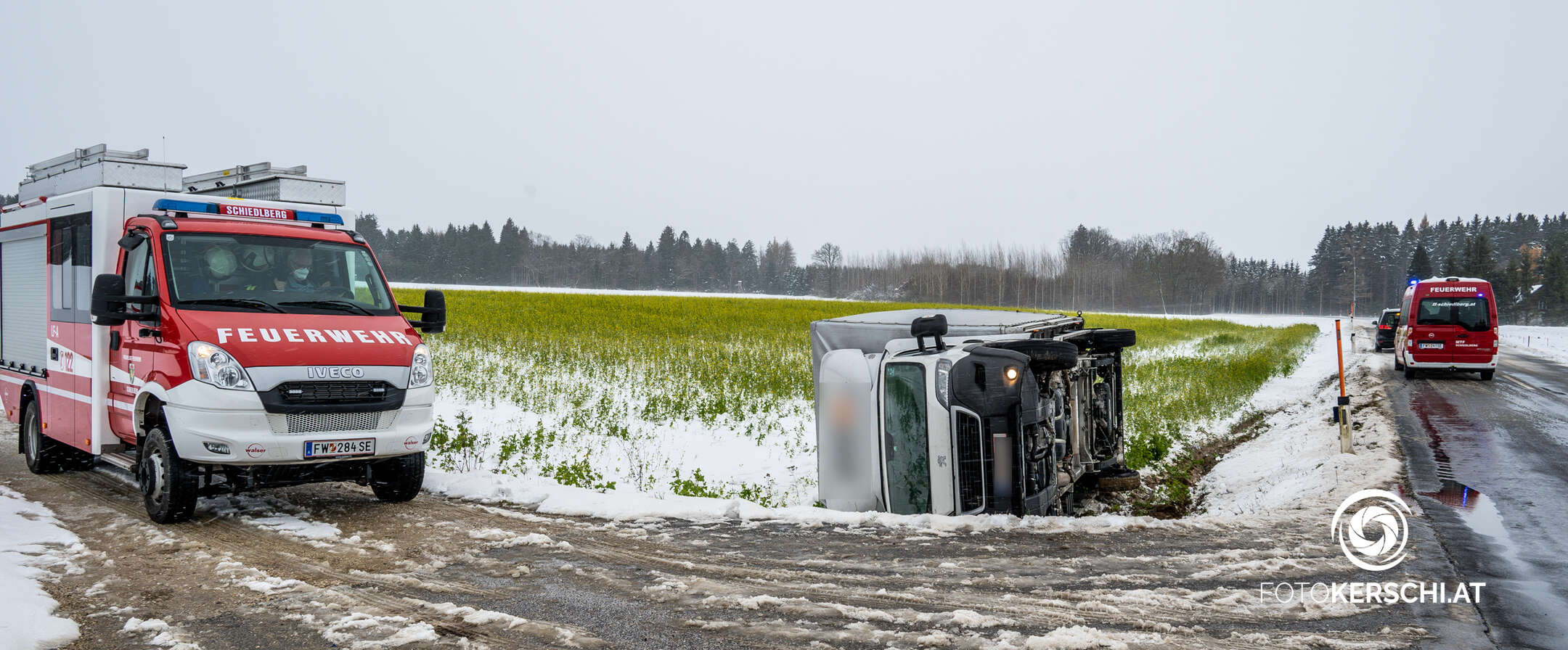 Schneefahrbahn: Transporter mit Sommerreifen stürzte in Straßengraben
