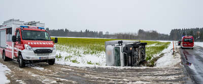Schneefahrbahn: Transporter mit Sommerreifen stürzte in Straßengraben FOKE-2021113011547092-044-Bearbeitet.jpg