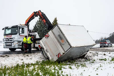 Schneefahrbahn: Transporter mit Sommerreifen stürzte in Straßengraben FOKE-2021113012097121-015-Bearbeitet.jpg