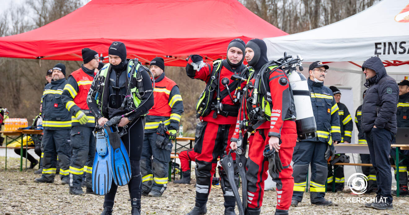 Toter Fischer durch Feuerwehrtaucher aus Donau geborgen