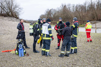 Toter Fischer durch Feuerwehrtaucher aus Donau geborgen BAYER-AB2-0005.jpg