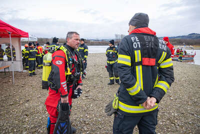 Toter Fischer durch Feuerwehrtaucher aus Donau geborgen BAYER-AB2-0011.jpg