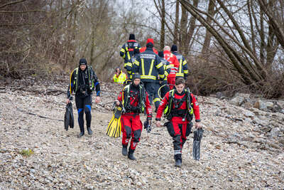 Toter Fischer durch Feuerwehrtaucher aus Donau geborgen BAYER-AB2-0027.jpg