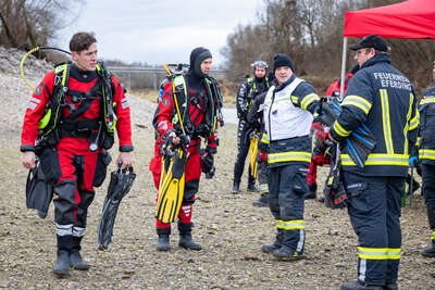 Toter Fischer durch Feuerwehrtaucher aus Donau geborgen BAYER-AB2-0034.jpg