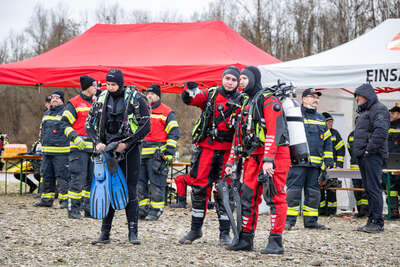 Toter Fischer durch Feuerwehrtaucher aus Donau geborgen BAYER-AB2-0040.jpg