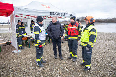 Toter Fischer durch Feuerwehrtaucher aus Donau geborgen BAYER-AB2-9990.jpg