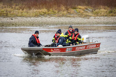 Toter Fischer durch Feuerwehrtaucher aus Donau geborgen BAYER-AB2-0024.jpg