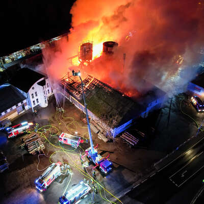 Großbrand bei einem holzverarbeitendem Betrieb in Grein FOKE-2021120300090321-013.jpg