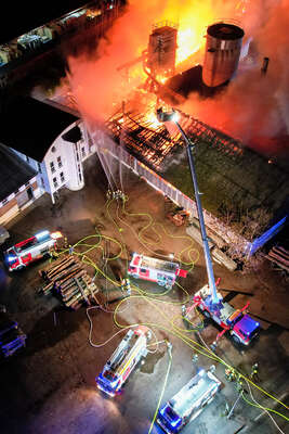 Großbrand bei einem holzverarbeitendem Betrieb in Grein FOKE-2021120300100324-016.jpg