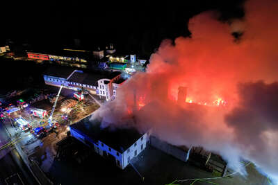 Großbrand bei einem holzverarbeitendem Betrieb in Grein FOKE-2021120300150338-025.jpg