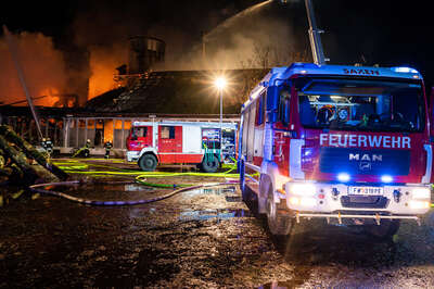 Großbrand bei einem holzverarbeitendem Betrieb in Grein FOKE-2021120301277212-020.jpg