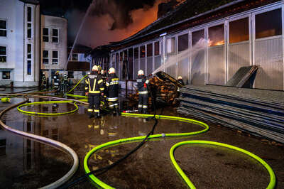 Großbrand bei einem holzverarbeitendem Betrieb in Grein FOKE-2021120301287215-011.jpg