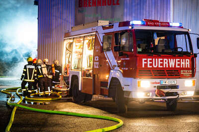 Großbrand bei einem holzverarbeitendem Betrieb in Grein FOKE-2021120301497254-018.jpg