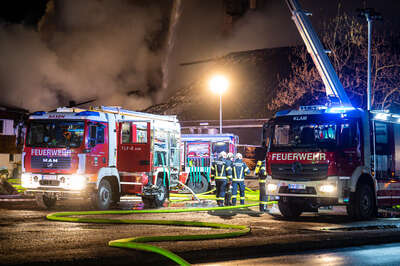 Großbrand bei einem holzverarbeitendem Betrieb in Grein FOKE-2021120301527262-051.jpg