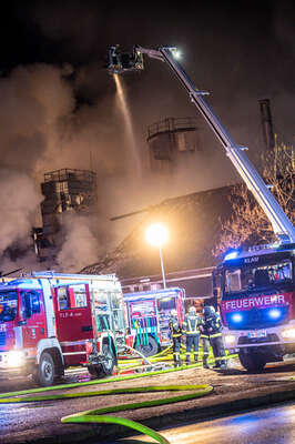 Großbrand bei einem holzverarbeitendem Betrieb in Grein FOKE-2021120301527264-009.jpg