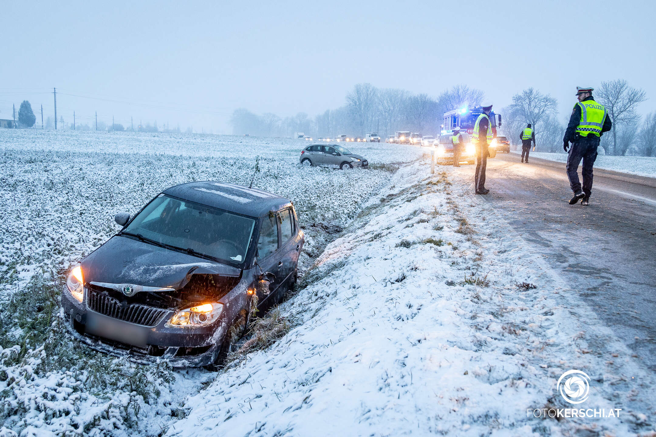 Ein Verletzter bei Crash auf winterlicher Fahrbahn in Pasching