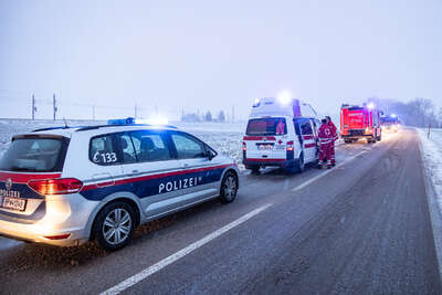 Ein Verletzter bei Crash auf winterlicher Fahrbahn in Pasching BAYER-AB2-0460.jpg