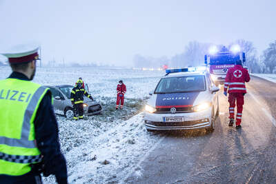 Ein Verletzter bei Crash auf winterlicher Fahrbahn in Pasching BAYER-AB2-0470.jpg