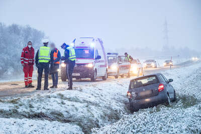 Ein Verletzter bei Crash auf winterlicher Fahrbahn in Pasching BAYER-AB2-0485.jpg