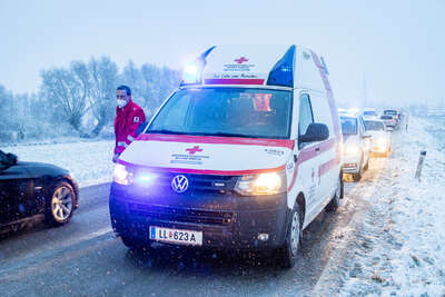 Ein Verletzter bei Crash auf winterlicher Fahrbahn in Pasching BAYER-AB2-0504.jpg
