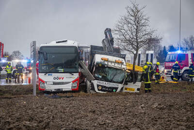 Sechs Verletzte bei Crash zwischen LKW und Linienbus BAYER-AB2-0523.jpg