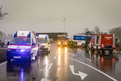 Sechs Verletzte bei Crash zwischen LKW und Linienbus BAYER-AB2-0557.jpg