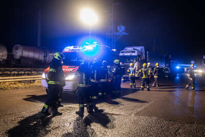 Drei Feuerwehren bei gemeldeten Brand eines Güterwagen im Einsatz BAYER-AB2-0656.jpg