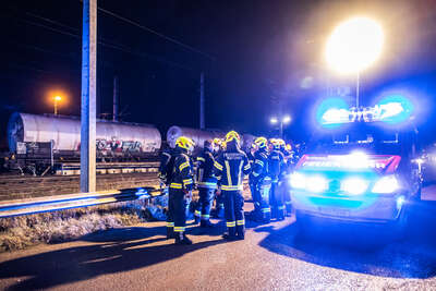 Drei Feuerwehren bei gemeldeten Brand eines Güterwagen im Einsatz BAYER-AB2-0694.jpg