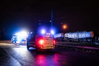 Drei Feuerwehren bei gemeldeten Brand eines Güterwagen im Einsatz BAYER-AB2-0714.jpg
