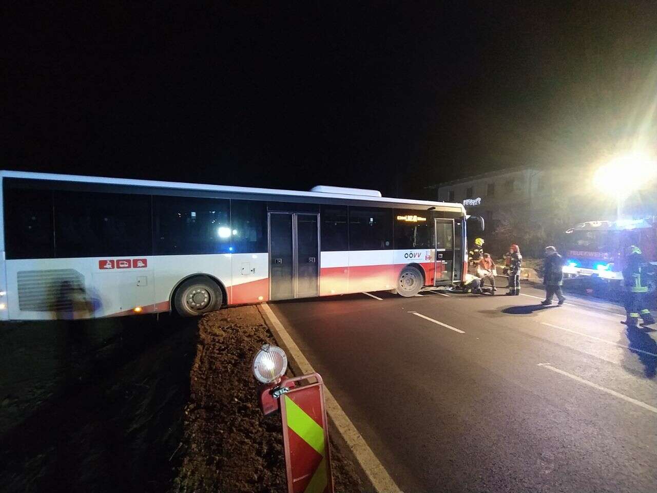 Bus kam von Fahrbahn ab