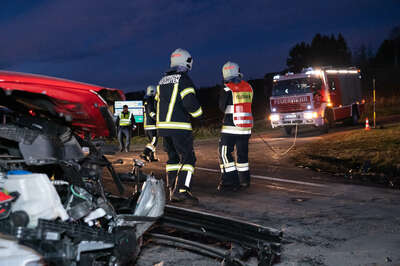 Verkehrsunfall auf der B124 in Pregarten Verkehrsunfall-Aufraeumarbeiten-Pregarten-13-von-15.jpg