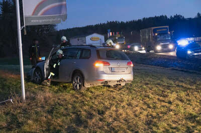 Verkehrsunfall auf der B124 in Pregarten Verkehrsunfall-Aufraeumarbeiten-Pregarten-2-von-15.jpg