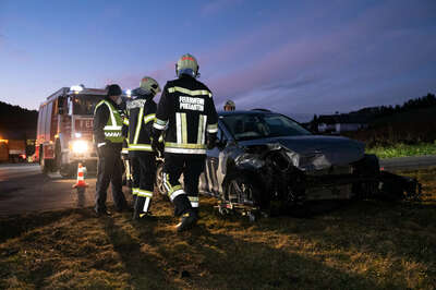 Verkehrsunfall auf der B124 in Pregarten Verkehrsunfall-Aufraeumarbeiten-Pregarten-5-von-15.jpg