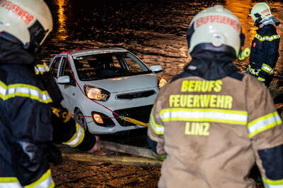 Pensionistin rutschte mit Auto in die Donau - Polizisten werden zu Lebensrettern FOKE-2021122323208183-127.jpg
